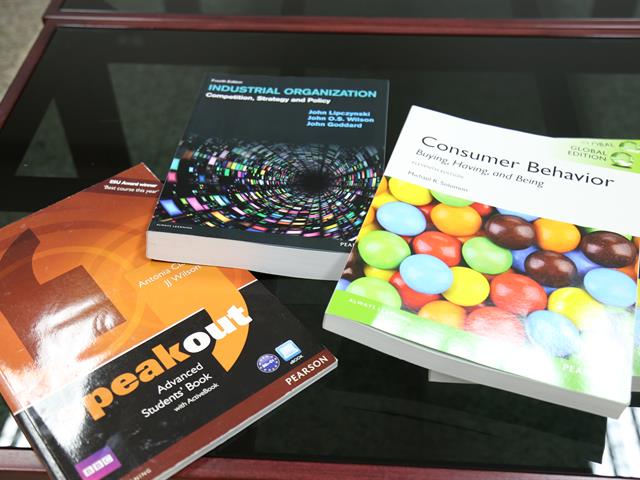 ศูนย์หนังสือจุฬาลงกรณ์มหาวิทยาลัยพร้อมทีมงาน,ได้เข้าเยี่ยมคารวะ,อธิการบดีมหาวิทยาลัยพะเยา,พร้อมมอบหนังสือเป็นที่ระลึกให้กับมหาวิทยาลัย