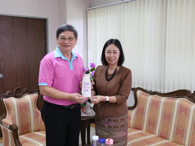 ศูนย์หนังสือจุฬาลงกรณ์มหาวิทยาลัยพร้อมทีมงาน,ได้เข้าเยี่ยมคารวะ,อธิการบดีมหาวิทยาลัยพะเยา,พร้อมมอบหนังสือเป็นที่ระลึกให้กับมหาวิทยาลัย