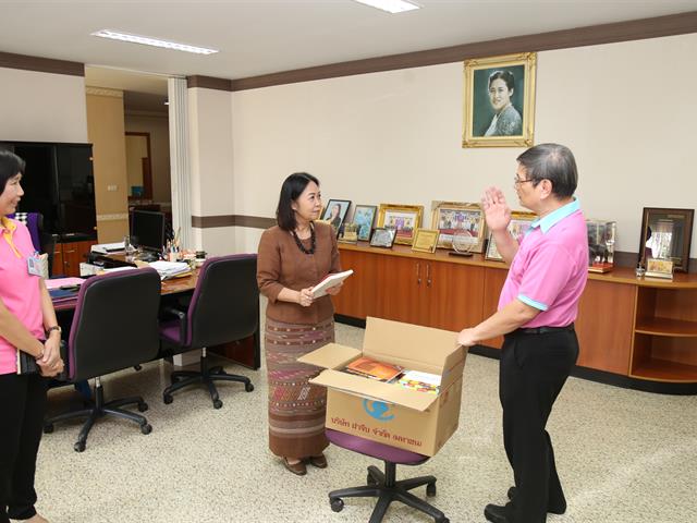 ศูนย์หนังสือจุฬาลงกรณ์มหาวิทยาลัยพร้อมทีมงาน,ได้เข้าเยี่ยมคารวะ,อธิการบดีมหาวิทยาลัยพะเยา,พร้อมมอบหนังสือเป็นที่ระลึกให้กับมหาวิทยาลัย