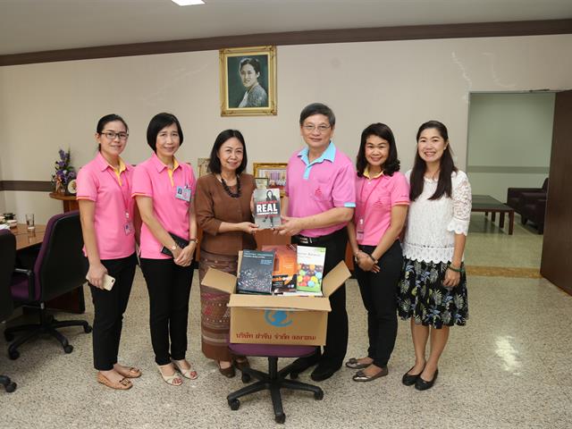 ศูนย์หนังสือจุฬาลงกรณ์มหาวิทยาลัยพร้อมทีมงาน,ได้เข้าเยี่ยมคารวะ,อธิการบดีมหาวิทยาลัยพะเยา,พร้อมมอบหนังสือเป็นที่ระลึกให้กับมหาวิทยาลัย