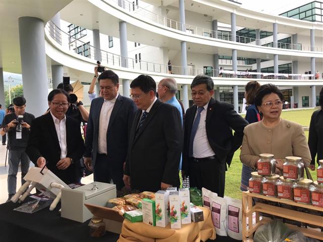 มหาวิทยาลัยพะเยาร่วมประชุมรับมอบนโยบายจาก,รมว.อว.,ร่วมกับเครือข่ายมหาวิทยาลัยในภาคเหนือ,และนำเสนอผลผลิตจากงานวิจัยและนวัตกรรมสร้างสรรค์ของ,Startup,พันธุ์ใหม่ในกิจกรรม,NSP,Flash,Pitching,Show