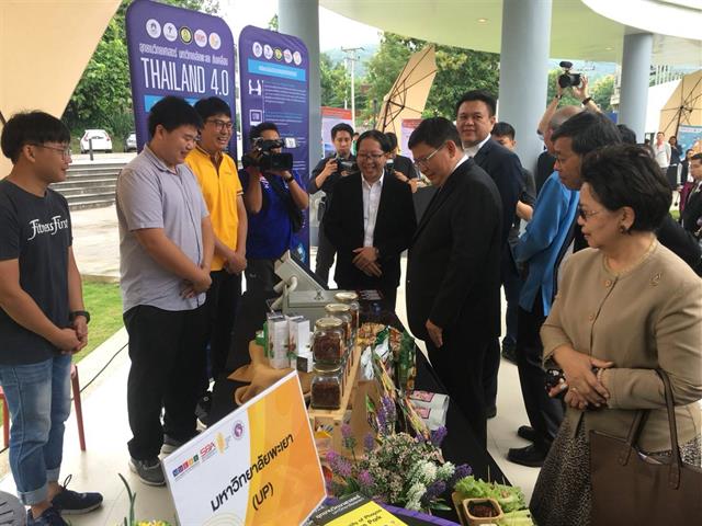 มหาวิทยาลัยพะเยาร่วมประชุมรับมอบนโยบายจาก,รมว.อว.,ร่วมกับเครือข่ายมหาวิทยาลัยในภาคเหนือ,และนำเสนอผลผลิตจากงานวิจัยและนวัตกรรมสร้างสรรค์ของ,Startup,พันธุ์ใหม่ในกิจกรรม,NSP,Flash,Pitching,Show