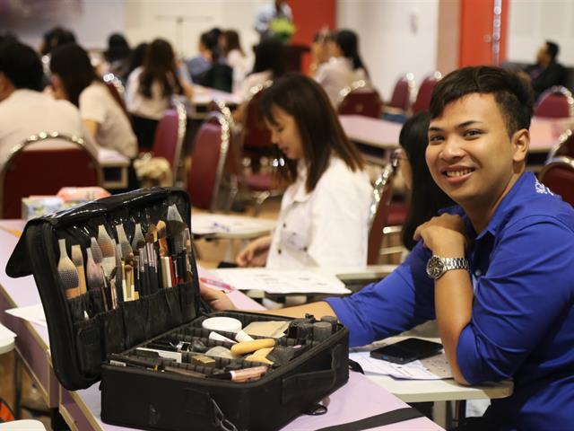 คณะเภสัชศาสตร์,มหาวิทยาลัยพะเยา,จัดโครงการอบรมเชิงปฏิบัติการ,เทคนิคการแต่งหน้า,ออกแบบทรงผมแบบมืออาชีพ,และการพัฒนาบุคลิกภาพ