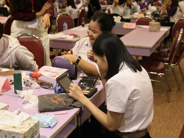 คณะเภสัชศาสตร์,มหาวิทยาลัยพะเยา,จัดโครงการอบรมเชิงปฏิบัติการ,เทคนิคการแต่งหน้า,ออกแบบทรงผมแบบมืออาชีพ,และการพัฒนาบุคลิกภาพ