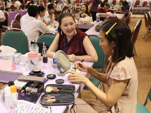 คณะเภสัชศาสตร์,มหาวิทยาลัยพะเยา,จัดโครงการอบรมเชิงปฏิบัติการ,เทคนิคการแต่งหน้า,ออกแบบทรงผมแบบมืออาชีพ,และการพัฒนาบุคลิกภาพ