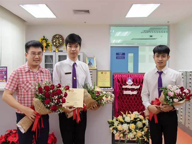 คณะผู้บริหารคณะศิลปศาสตร์,ร่วมแสดงความยินดีแก่นิสิตคณะศิลปศาสตร์,สาขาวิชาภาษาไทย,,ที่ได้คว้ารางวัลชนะเลิศ,“การอ่านทำนองเสนาะระดับประเทศ”