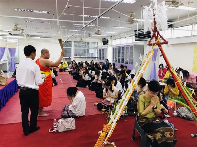 คณะพยาบาลศาสตร์,จัดกิจกรรมทำบุญตักบาตรข้าวสาร,อาหารแห้ง,และทำพิธีสืบชะตาให้แก่บุคลากร,และนิสิต,เนื่องในโอกาสครบรอบ,17,ปี,วันสถาปนาคณะพยาบาลศาสตร์