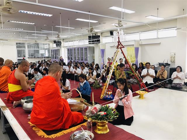 คณะพยาบาลศาสตร์,จัดกิจกรรมทำบุญตักบาตรข้าวสาร,อาหารแห้ง,และทำพิธีสืบชะตาให้แก่บุคลากร,และนิสิต,เนื่องในโอกาสครบรอบ,17,ปี,วันสถาปนาคณะพยาบาลศาสตร์