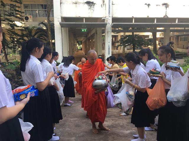 คณะพยาบาลศาสตร์,จัดกิจกรรมทำบุญตักบาตรข้าวสาร,อาหารแห้ง,และทำพิธีสืบชะตาให้แก่บุคลากร,และนิสิต,เนื่องในโอกาสครบรอบ,17,ปี,วันสถาปนาคณะพยาบาลศาสตร์