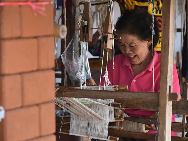 สาขาวิชาการตลาด,MIS,ลงพื้นที่ดำเนินโครงการ,1,คณะ,1,โมเดล,,ภายใต้โครงการวิจัยและพัฒนา,การสืบสานผ้าศิลปวัฒนธรรม,ผ้าทอดอกคำใต้
