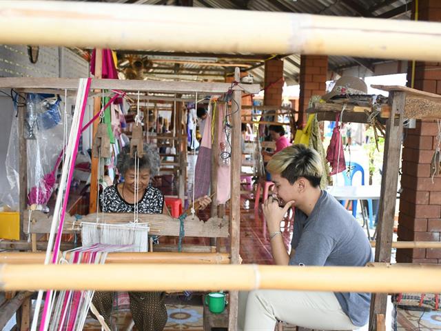สาขาวิชาการตลาด,MIS,ลงพื้นที่ดำเนินโครงการ,1,คณะ,1,โมเดล,,ภายใต้โครงการวิจัยและพัฒนา,การสืบสานผ้าศิลปวัฒนธรรม,ผ้าทอดอกคำใต้