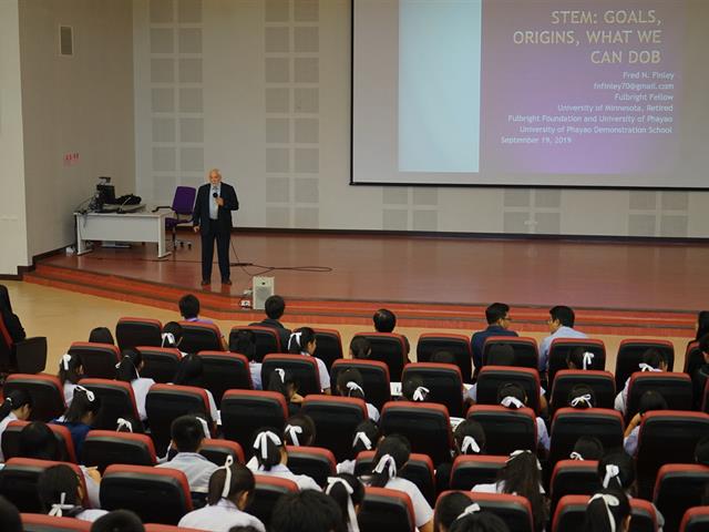 โรงเรียนสาธิตม.พะเยา,ดำเนินกิจกรรมสัมมนาทางวิชาการ,,โดย,Assoc.Prof.,Dr.Fred,N.,Finley