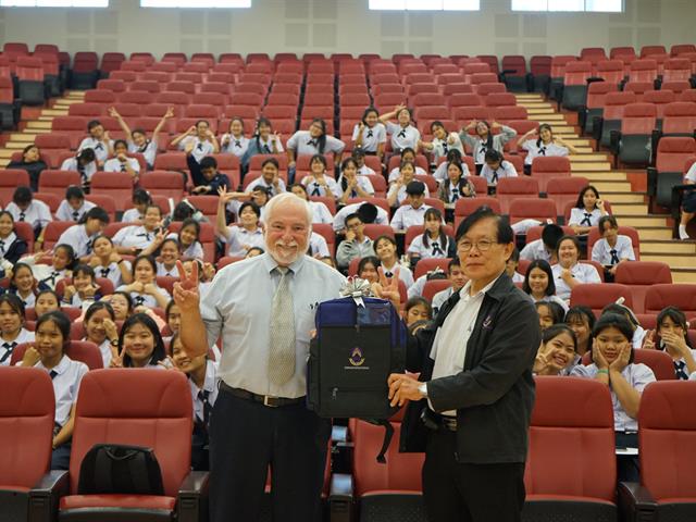 โรงเรียนสาธิตม.พะเยา,ดำเนินกิจกรรมสัมมนาทางวิชาการ,,โดย,Assoc.Prof.,Dr.Fred,N.,Finley