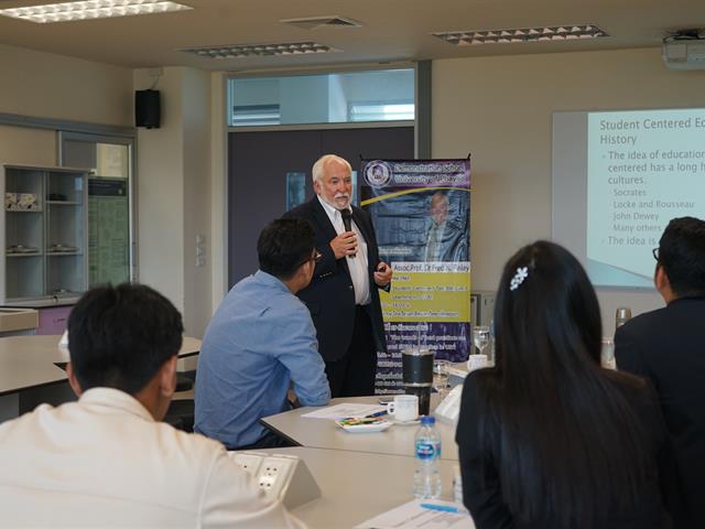 โรงเรียนสาธิตม.พะเยา,ดำเนินกิจกรรมสัมมนาทางวิชาการ,,โดย,Assoc.Prof.,Dr.Fred,N.,Finley
