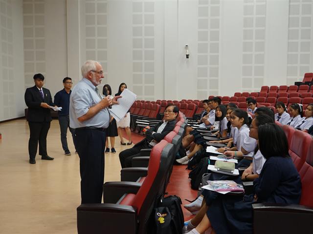 โรงเรียนสาธิตม.พะเยา,ดำเนินกิจกรรมสัมมนาทางวิชาการ,,โดย,Assoc.Prof.,Dr.Fred,N.,Finley