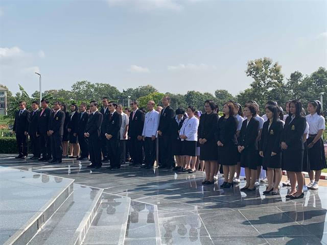 คณผู้บริหารคณะแพทยศาสตร์น้อมรำลึกถึงพระกรุณาธิคุณสมเด็จพระมหิตลาธิเบศร,อดุลยเดชวิกรม,พระบรมราชชนก,เข้าร่วมพิธีวางพวงมาลาฯวันมหิดล,