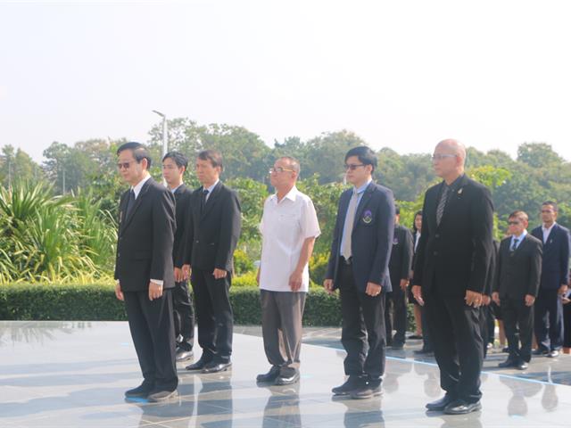 คณผู้บริหารคณะแพทยศาสตร์น้อมรำลึกถึงพระกรุณาธิคุณสมเด็จพระมหิตลาธิเบศร,อดุลยเดชวิกรม,พระบรมราชชนก,เข้าร่วมพิธีวางพวงมาลาฯวันมหิดล,