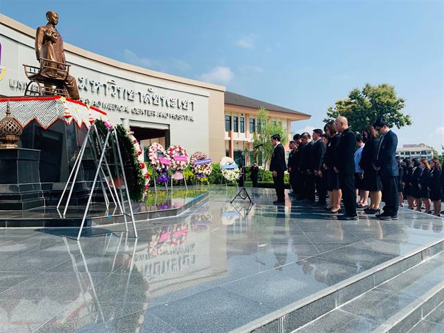 คณผู้บริหารคณะแพทยศาสตร์น้อมรำลึกถึงพระกรุณาธิคุณสมเด็จพระมหิตลาธิเบศร,อดุลยเดชวิกรม,พระบรมราชชนก,เข้าร่วมพิธีวางพวงมาลาฯวันมหิดล,