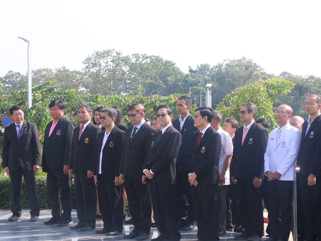 คณผู้บริหารคณะแพทยศาสตร์น้อมรำลึกถึงพระกรุณาธิคุณสมเด็จพระมหิตลาธิเบศร,อดุลยเดชวิกรม,พระบรมราชชนก,เข้าร่วมพิธีวางพวงมาลาฯวันมหิดล,