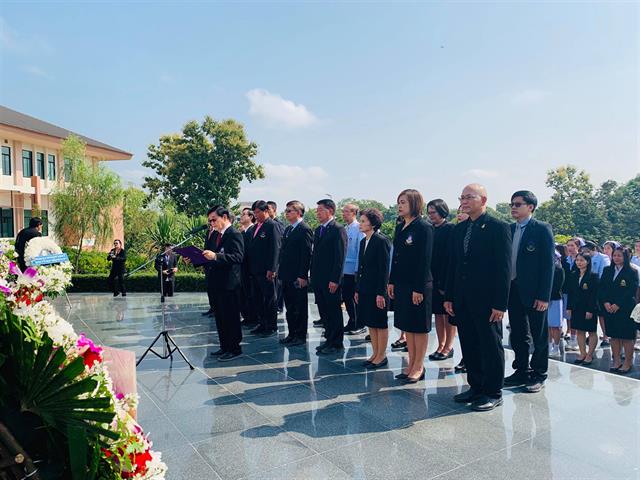 คณผู้บริหารคณะแพทยศาสตร์น้อมรำลึกถึงพระกรุณาธิคุณสมเด็จพระมหิตลาธิเบศร,อดุลยเดชวิกรม,พระบรมราชชนก,เข้าร่วมพิธีวางพวงมาลาฯวันมหิดล,