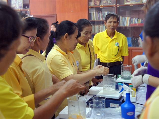 สาขาชีวเคมีและสาขาโภชนาการ,คณะวิทยาศาสตร์การแพทย์,,ดำเนินโครงการ,1,คณะ,1,สัญลักษณ์ความสำเร็จ,อบรมการทำสบู่ผสมสมุนไพร,ณ,โรงเรียนผู้สูงอายุตำบลดอกคำใต้,ดอนไชยพุทธศาสตร์