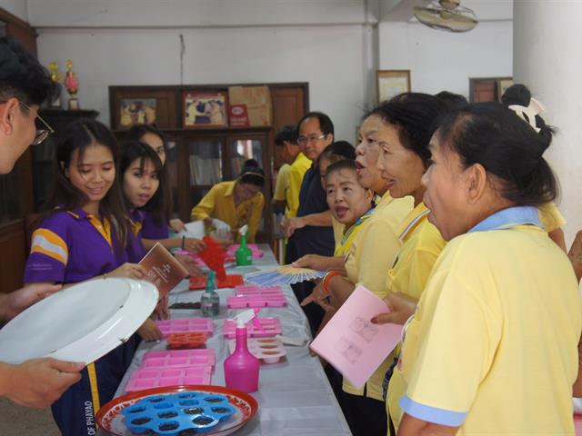 สาขาชีวเคมีและสาขาโภชนาการ,คณะวิทยาศาสตร์การแพทย์,,ดำเนินโครงการ,1,คณะ,1,สัญลักษณ์ความสำเร็จ,อบรมการทำสบู่ผสมสมุนไพร,ณ,โรงเรียนผู้สูงอายุตำบลดอกคำใต้,ดอนไชยพุทธศาสตร์