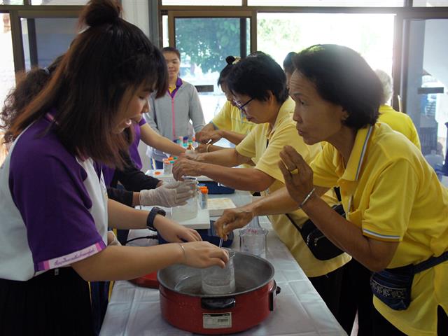 สาขาชีวเคมีและสาขาโภชนาการ,คณะวิทยาศาสตร์การแพทย์,,ดำเนินโครงการ,1,คณะ,1,สัญลักษณ์ความสำเร็จ,อบรมการทำสบู่ผสมสมุนไพร,ณ,โรงเรียนผู้สูงอายุตำบลดอกคำใต้,ดอนไชยพุทธศาสตร์