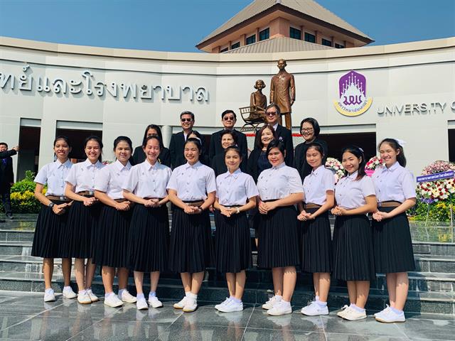 ผู้บริหาร,อาจารย์,และตัวแทนนิสิต,คณะพยาบาลศาสตร์,ร่วมพิธีวางพวงมาลา,,เนื่องในวันมหิดล,,วันที่,24,,กันยายน,2562