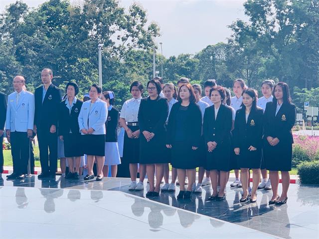 ผู้บริหาร,อาจารย์,และตัวแทนนิสิต,คณะพยาบาลศาสตร์,ร่วมพิธีวางพวงมาลา,,เนื่องในวันมหิดล,,วันที่,24,,กันยายน,2562