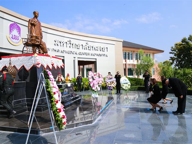 ศูนย์การแพทย์ฯ,ร่วมกับกลุ่มคณะวิชาวิทยาศาสตร์สุขภาพ,จัดพิธีวางพวงมาลาถวายราชสักการะ,เนื่องในวันมหิดล,ประจำปี,2562