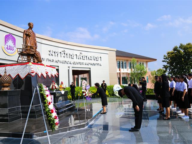 ศูนย์การแพทย์ฯ,ร่วมกับกลุ่มคณะวิชาวิทยาศาสตร์สุขภาพ,จัดพิธีวางพวงมาลาถวายราชสักการะ,เนื่องในวันมหิดล,ประจำปี,2562