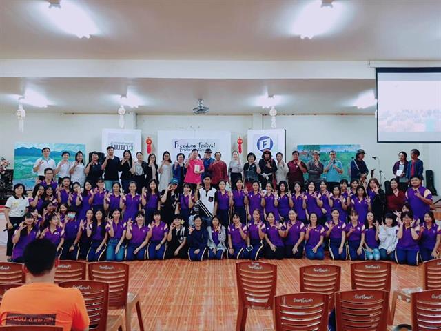 อาจารย์คณะนิติศาสตร์เป็นตัวแทนคณาจารย์,พร้อมด้วยตัวแทนสโมสรนิสิต,และนิสิตคณะนิติศาสตร์,