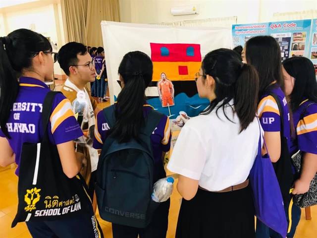 อาจารย์คณะนิติศาสตร์เป็นตัวแทนคณาจารย์,พร้อมด้วยตัวแทนสโมสรนิสิต,และนิสิตคณะนิติศาสตร์,
