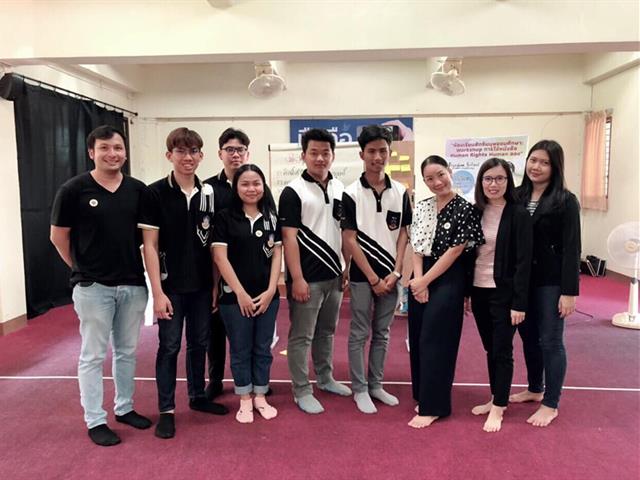 อาจารย์คณะนิติศาสตร์เป็นตัวแทนคณาจารย์,พร้อมด้วยตัวแทนสโมสรนิสิต,และนิสิตคณะนิติศาสตร์,