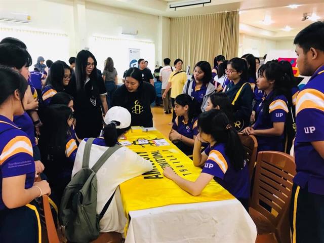 อาจารย์คณะนิติศาสตร์เป็นตัวแทนคณาจารย์,พร้อมด้วยตัวแทนสโมสรนิสิต,และนิสิตคณะนิติศาสตร์,