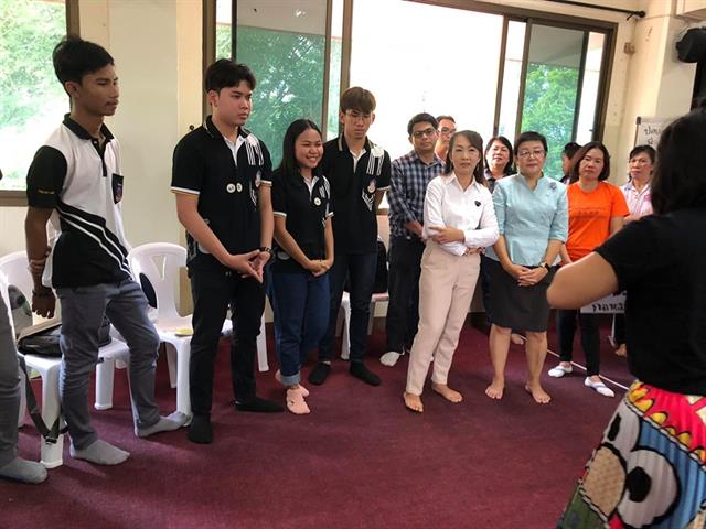 อาจารย์คณะนิติศาสตร์เป็นตัวแทนคณาจารย์,พร้อมด้วยตัวแทนสโมสรนิสิต,และนิสิตคณะนิติศาสตร์,