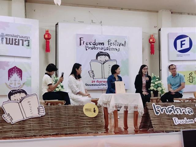อาจารย์คณะนิติศาสตร์เป็นตัวแทนคณาจารย์,พร้อมด้วยตัวแทนสโมสรนิสิต,และนิสิตคณะนิติศาสตร์,