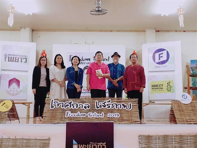 อาจารย์คณะนิติศาสตร์เป็นตัวแทนคณาจารย์,พร้อมด้วยตัวแทนสโมสรนิสิต,และนิสิตคณะนิติศาสตร์,