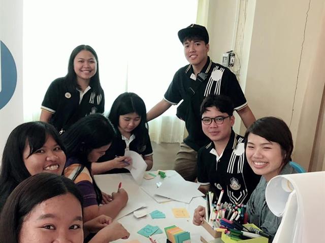อาจารย์คณะนิติศาสตร์เป็นตัวแทนคณาจารย์,พร้อมด้วยตัวแทนสโมสรนิสิต,และนิสิตคณะนิติศาสตร์,