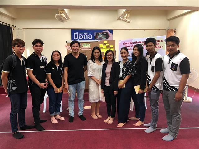 อาจารย์คณะนิติศาสตร์เป็นตัวแทนคณาจารย์,พร้อมด้วยตัวแทนสโมสรนิสิต,และนิสิตคณะนิติศาสตร์,