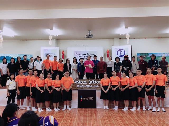 อาจารย์คณะนิติศาสตร์เป็นตัวแทนคณาจารย์,พร้อมด้วยตัวแทนสโมสรนิสิต,และนิสิตคณะนิติศาสตร์,