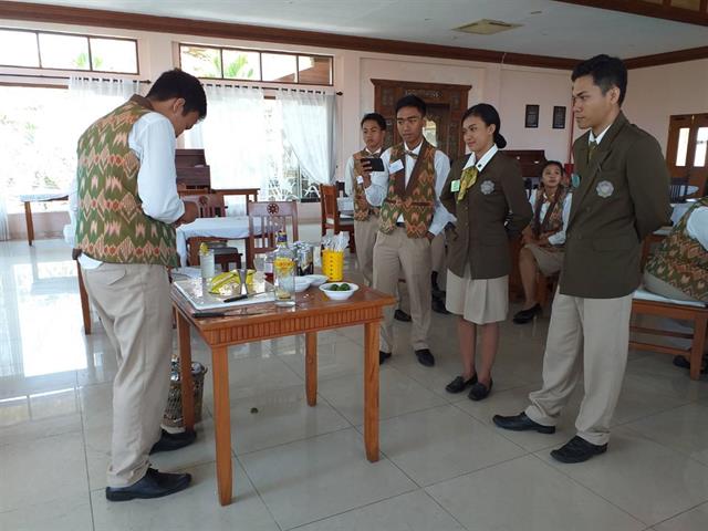 ผู้บริหาร,และอาจารย์,MIS,เข้าเยี่ยมชมห้องปฎิบัติการอาหารและเครื่องดื่ม,ของสถาบันการโรงแรมบาหลี,(STP,Nusa,Dua,Bali),ประเทศอินโดนีเซีย