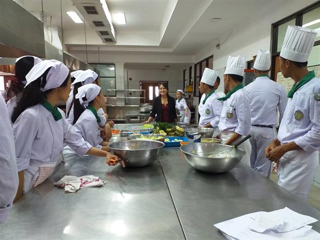 ผู้บริหาร,และอาจารย์,MIS,เข้าเยี่ยมชมห้องปฎิบัติการอาหารและเครื่องดื่ม,ของสถาบันการโรงแรมบาหลี,(STP,Nusa,Dua,Bali),ประเทศอินโดนีเซีย