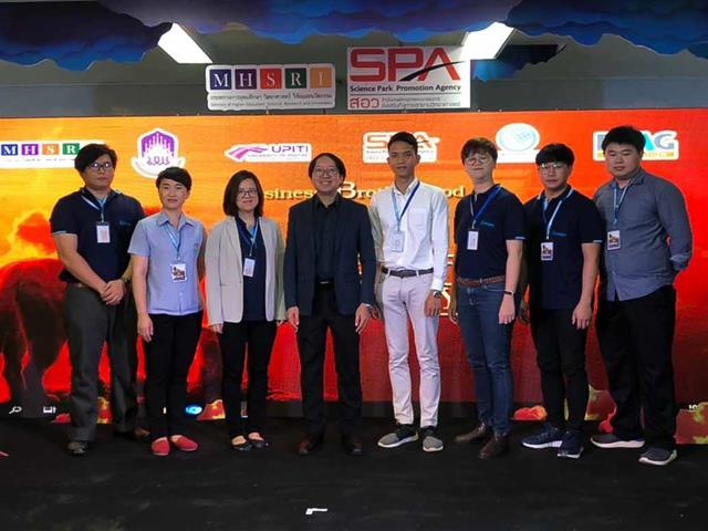รองคณบดีฝ่ายวิจัย,คณะศิลปศาสตร์,มหาวิทยาลัยพะเยา,ได้รับรางวัลชนะเลิศอันดับ,1,ในเวทีการแสดงศักยภาพและความพร้อมของธุรกิจกลุ่ม,Startup,“Pitching,&,Demo,Day”