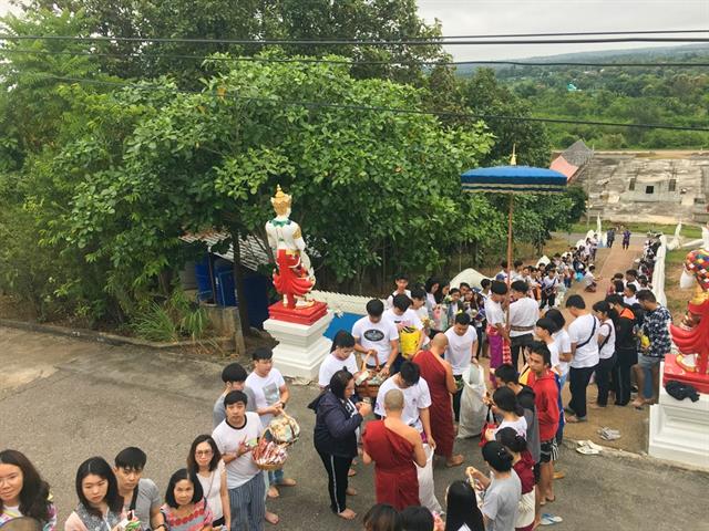 คณะรัฐศาสตร์และสังคมศาสตร์,มหาวิทยาลัยพะเยา,ร่วมประเพณีตักบาตรเทโวโรหณะ,เนื่องในวันมหาปวารณาออกพรรษา,ประจำปี,2562