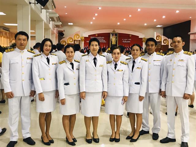 ผู้อำนวยการกองพัฒนาคุณภาพนิสิตและนิสิตพิการ,พร้อมด้วยตัวแทนบุคลากร,ร่วมพิธีวางพวงมาลา,,และถวายบังคม,น้อมรำลึกพระมหากรุณาธิคุณ,เนื่องในวันคล้ายวันสวรรคตในหลวงรัชกาลที่,9