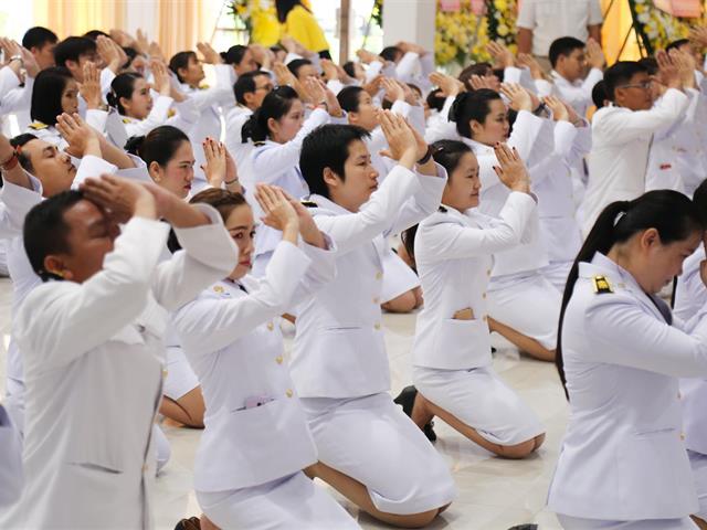 ผู้อำนวยการกองพัฒนาคุณภาพนิสิตและนิสิตพิการ,พร้อมด้วยตัวแทนบุคลากร,ร่วมพิธีวางพวงมาลา,,และถวายบังคม,น้อมรำลึกพระมหากรุณาธิคุณ,เนื่องในวันคล้ายวันสวรรคตในหลวงรัชกาลที่,9
