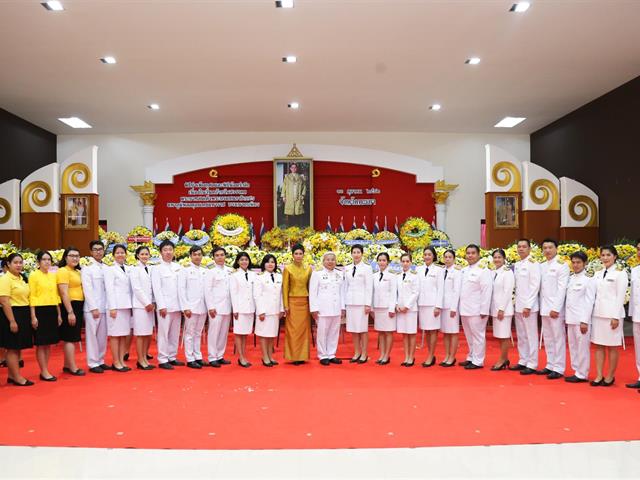 ผู้อำนวยการกองพัฒนาคุณภาพนิสิตและนิสิตพิการ,พร้อมด้วยตัวแทนบุคลากร,ร่วมพิธีวางพวงมาลา,,และถวายบังคม,น้อมรำลึกพระมหากรุณาธิคุณ,เนื่องในวันคล้ายวันสวรรคตในหลวงรัชกาลที่,9