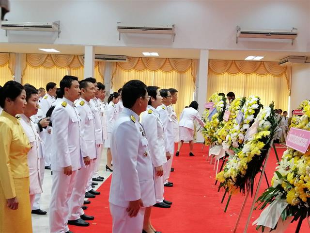 ผู้อำนวยการกองพัฒนาคุณภาพนิสิตและนิสิตพิการ,พร้อมด้วยตัวแทนบุคลากร,ร่วมพิธีวางพวงมาลา,,และถวายบังคม,น้อมรำลึกพระมหากรุณาธิคุณ,เนื่องในวันคล้ายวันสวรรคตในหลวงรัชกาลที่,9