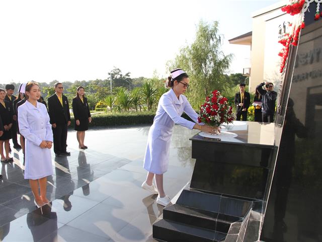 ศูนย์การแพทย์และโรงพยาบาลมหาวิทยาลัยพะเยา,ประกอบพิธีวางพานพุ่มดอกไม้สด,เพื่อน้อมระลึกสมเด็จพระศรีนครินทราบรมราชชนนี,เนื่องในวันคล้ายวันพระราชสมภพ